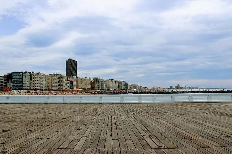 zicht op oostende van op een pier