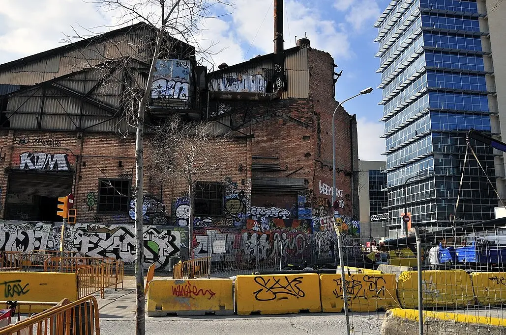 foto die het contrast tussen verval en modernisering in Barcelona aantoont