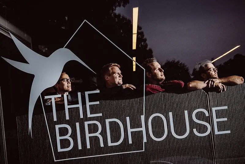 foto van twee oprichters van The Birdhouse en twee oprichters van Hoplr