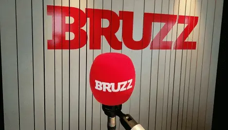 bruzz microfoon en muur met bruzz op