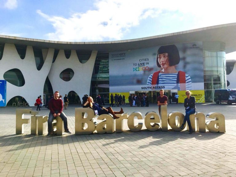 ons team aan de smart city expo rond de tekst fira barcelona