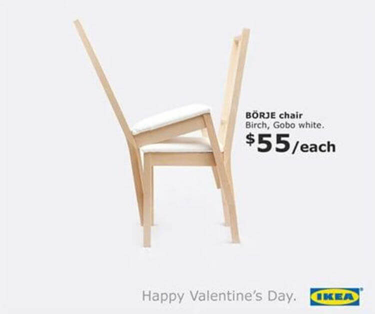  Une publicité d'Ikea ​​qui répond gentiment à Valentine, deux chaises superposées, comme si elles faisaient l'amour