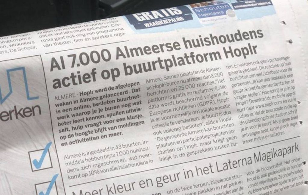 artikel in de Almeerse krant kopt 'Al 7.000 Almeerse huishoudens actief op buurtplatform Hoplr'