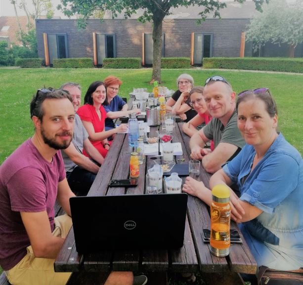 Joris from Hoplr is sitting outside together with an alderwoman and two officials from the administration of Olen and a number of engaged citizens