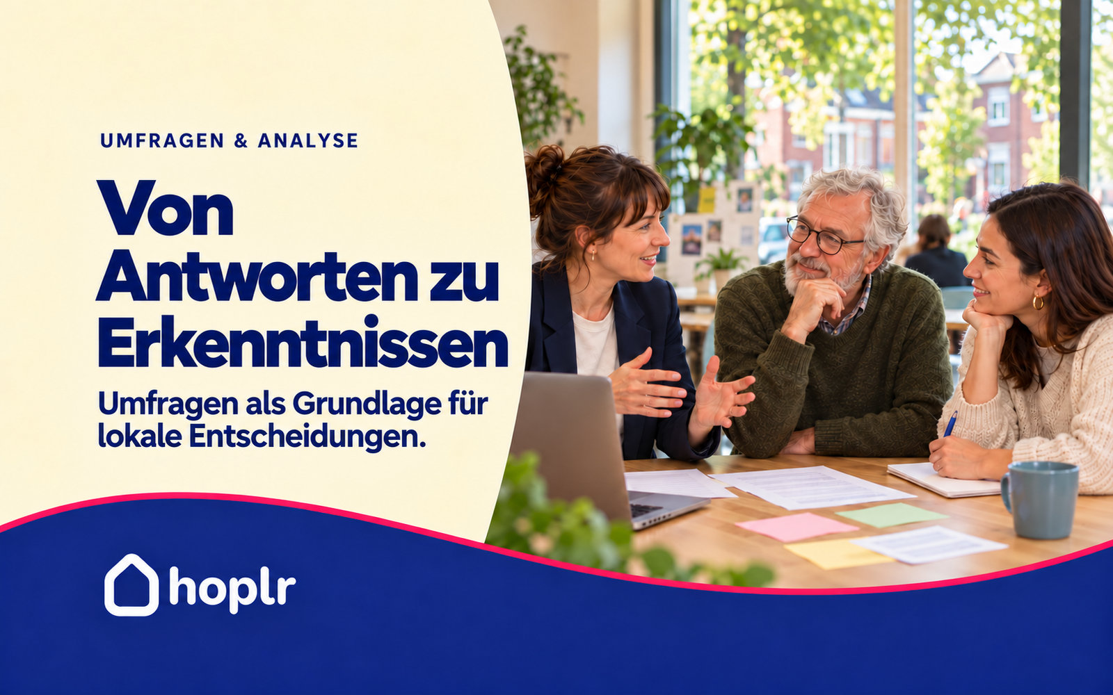 Hoplr-Titelbild „Von Antworten zu Erkenntnissen“ mit drei Personen, die an einem Tisch Rückmeldungen besprechen.