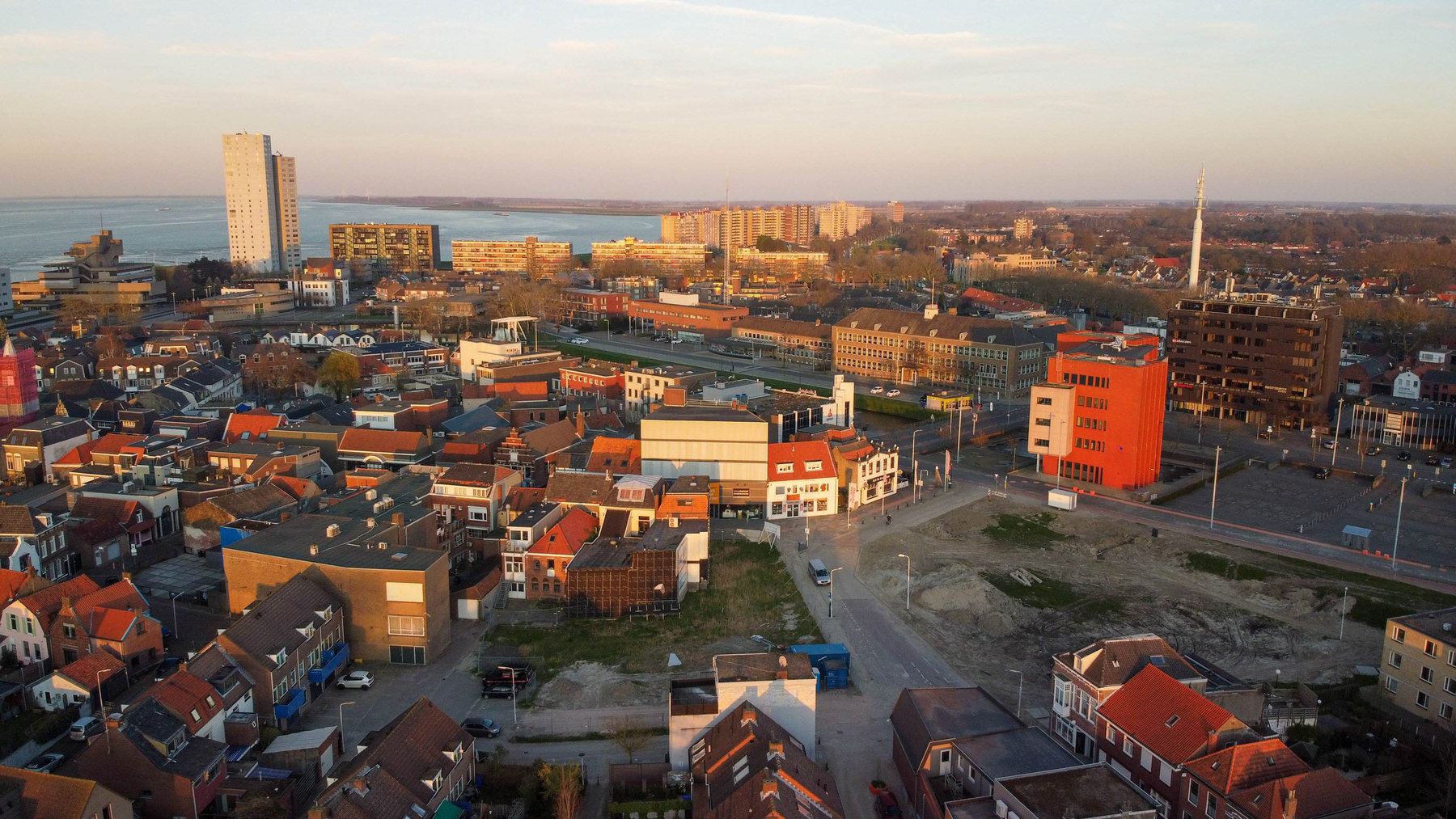 Zicht over Terneuzen, met gebouwen en de Westerschelde op de achtergrond.